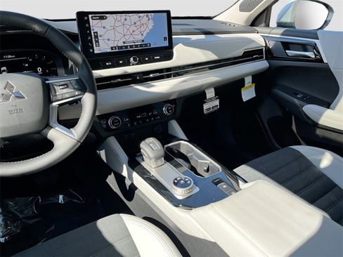 New 2025 Mitsubishi Outlander SE image 25