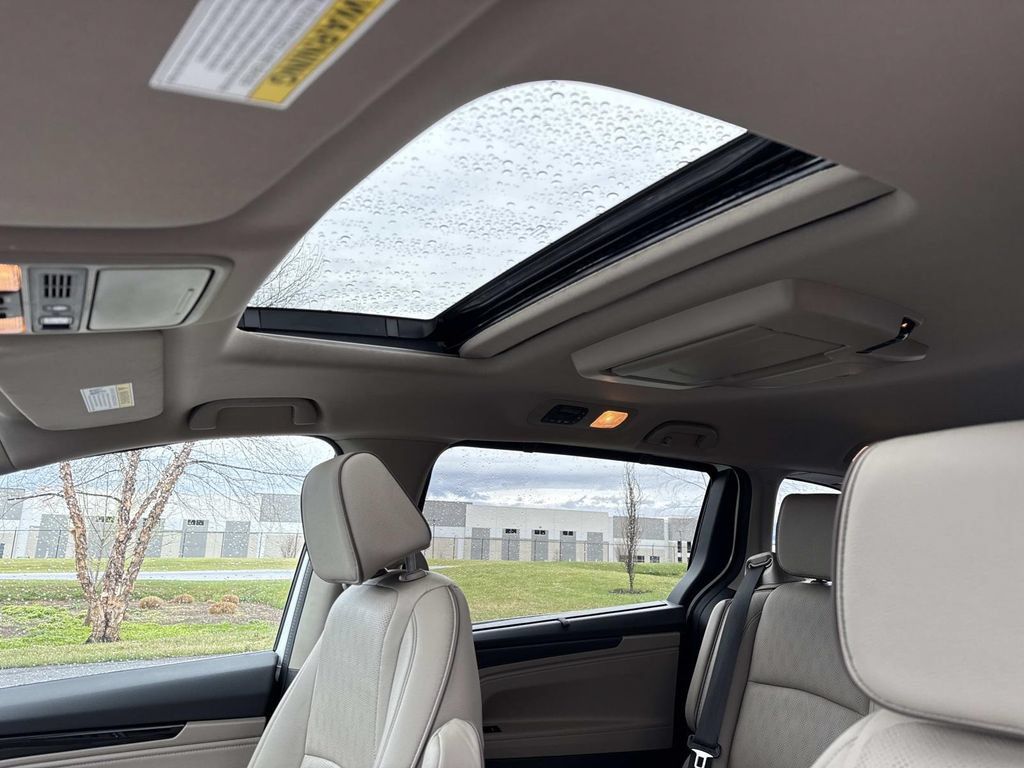 Used 2023 Honda Odyssey Elite image 4