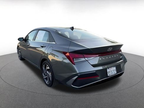 Used 2025 Hyundai Elantra Limited image 11