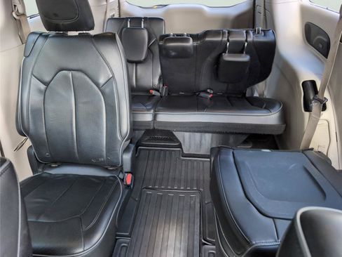 Used 2018 Chrysler Pacifica Limited FWD image 28