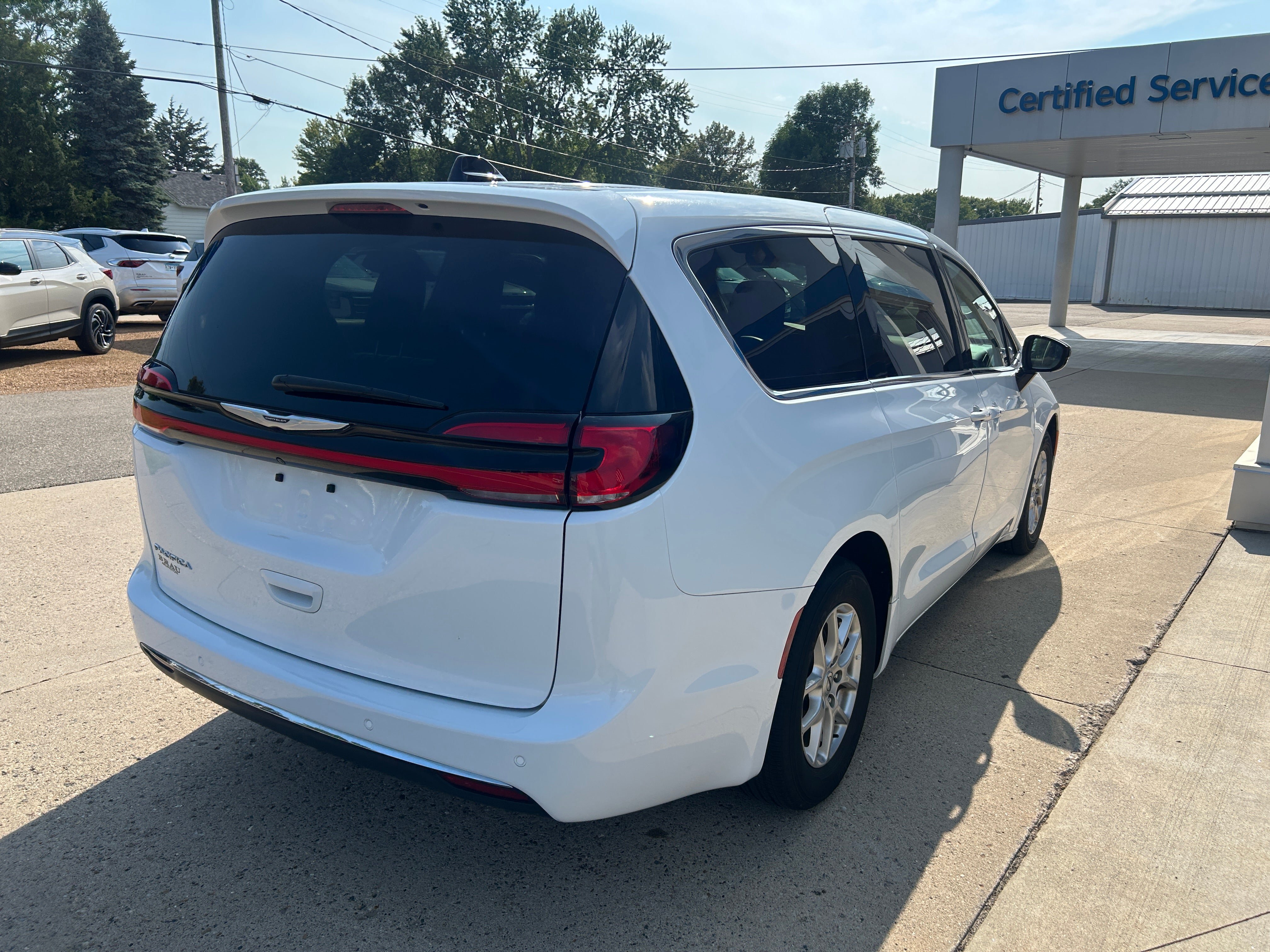 Used 2024 Chrysler Pacifica Touring-L FWD image 6