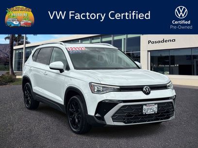 Used 2025 Volkswagen Taos SE w/ Panoramic Sunroof Package