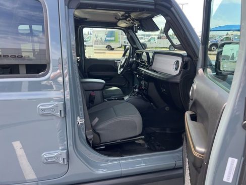 Used 2025 Jeep Wrangler Unlimited Sahara AWD/4WD image 30