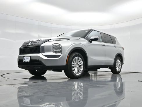 Used 2022 Mitsubishi Outlander ES image 36