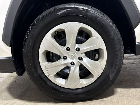 Used 2019 Toyota RAV4 LE FWD image 26