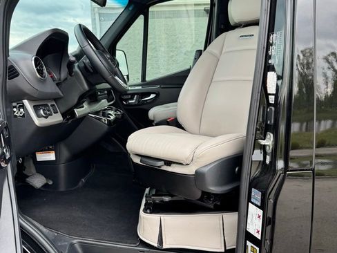Used 2022 Mercedes-Benz Sprinter 3500 image 14