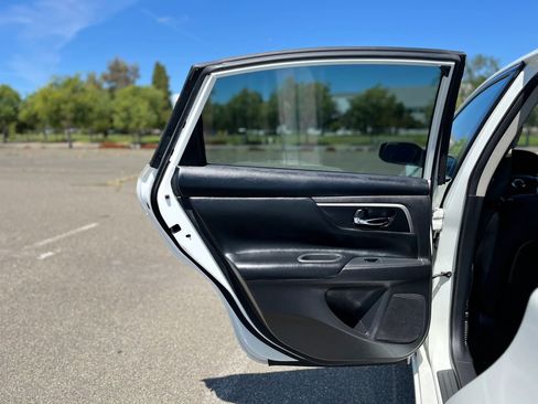 Used 2017 Nissan Altima 2.5 SR FWD image 11