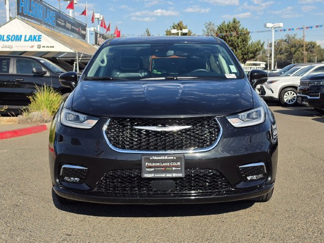 Used 2022 Chrysler Pacifica Touring-L FWD image 2