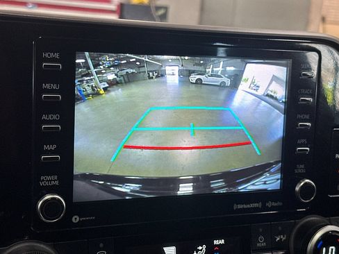 Used 2022 Toyota Highlander XLE AWD/4WD image 27