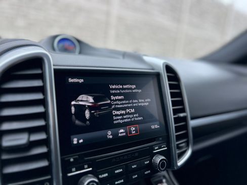 Used 2017 Porsche Cayenne Platinum Edition w/ Premium Package (PJV) image 25