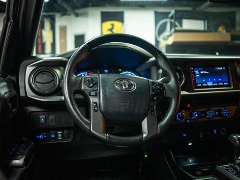 Used 2020 Toyota Tacoma TRD Off-Road AWD/4WD image 14