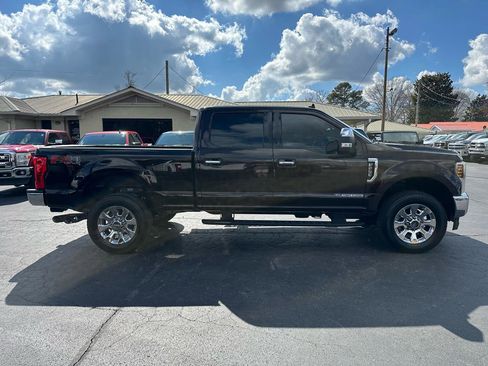 Used 2019 Ford F250 Lariat w/ Chrome Package image 4