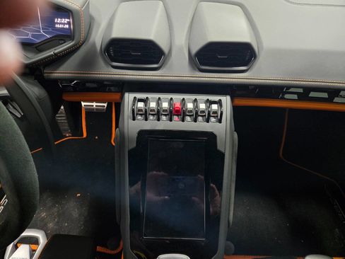 Used 2024 Lamborghini Huracan EVO image 19