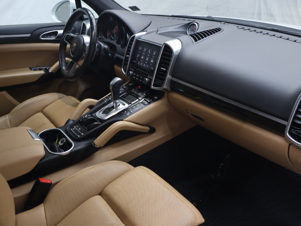 Used 2018 Porsche Cayenne w/ Premium Package AWD/4WD image 10