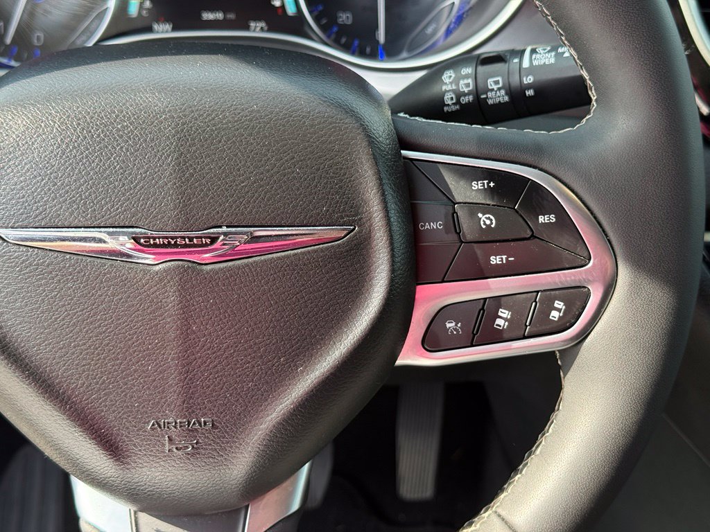 Used 2025 Chrysler Pacifica Select FWD image 16
