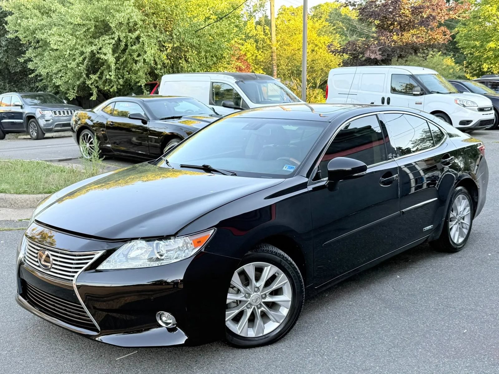Used 2013 Lexus ES 300h w/ Luxury Pkg FWD image 1