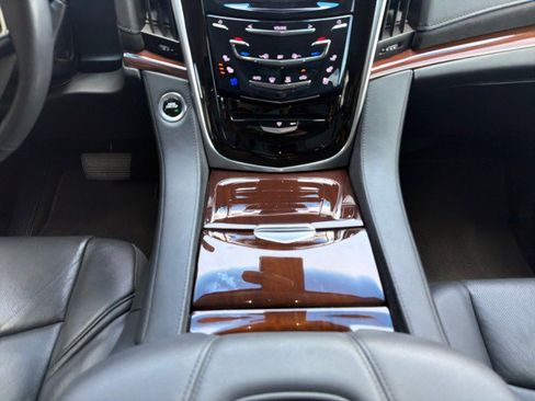 Used 2019 Cadillac Escalade Premium Luxury RWD image 21