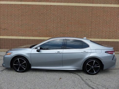 Used 2019 Toyota Camry XSE FWD image 6