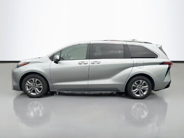 Used 2024 Toyota Sienna Platinum AWD/4WD image 4