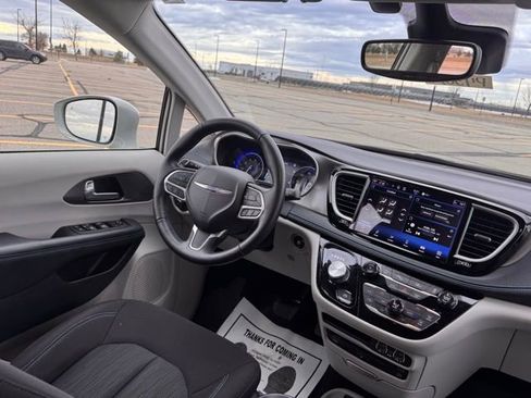 Used 2021 Chrysler Pacifica Touring w/ Uconnect Theater Family Group image 13