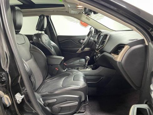 Used 2017 Jeep Cherokee Limited w/ Luxury Group AWD/4WD image 23