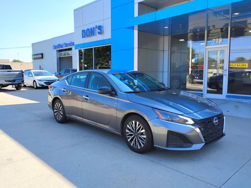 Used 2024 Nissan Altima 2.5 SV FWD image 4