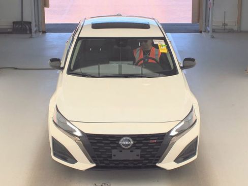 Used 2023 Nissan Altima 2.5 SR w/ SR Premium Package FWD image 2