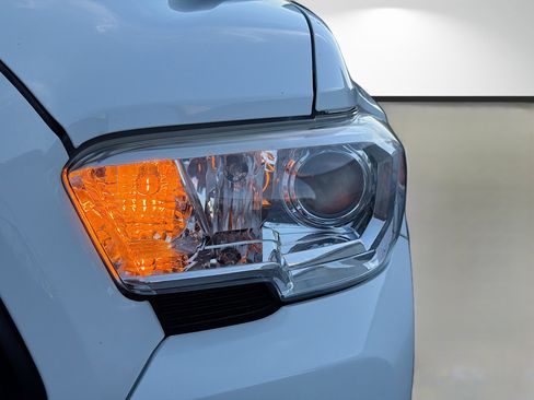 Used 2021 Toyota Tacoma SR w/ SR Convenience Package image 9