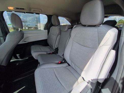 Used 2025 Toyota Sienna LE FWD image 16