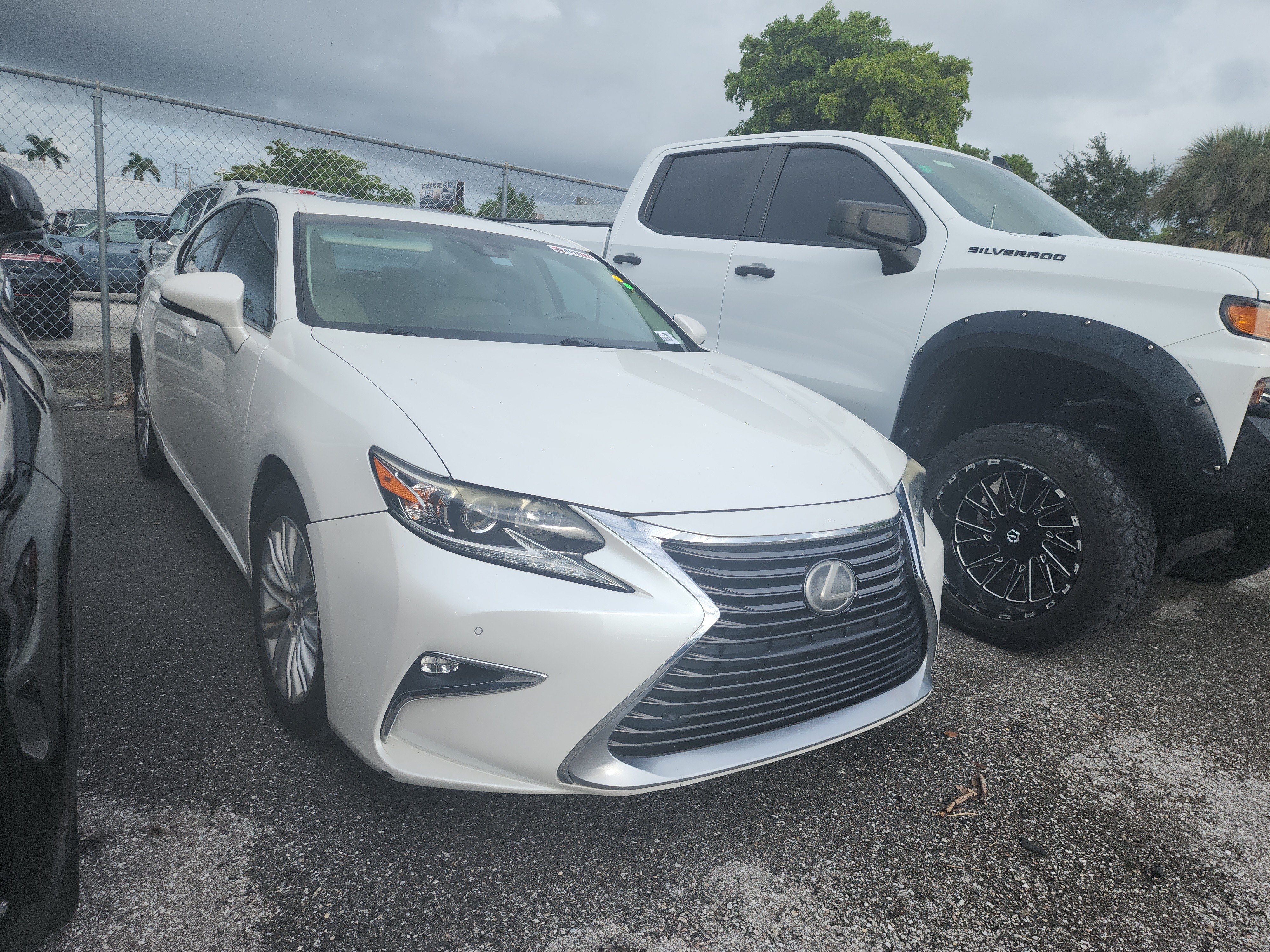 Used 2017 Lexus ES 350 w/ Premium Package FWD image 3