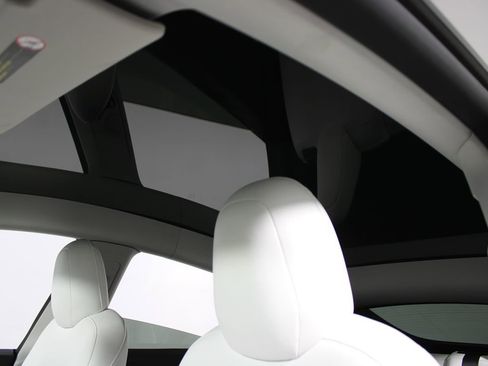 Used 2022 Tesla Model Y Long Range image 10