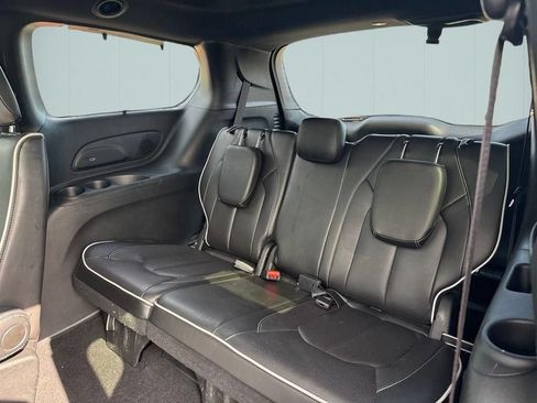 Used 2025 Chrysler Pacifica Limited FWD image 16