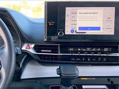 Certified 2025 Toyota Sienna LE image 7