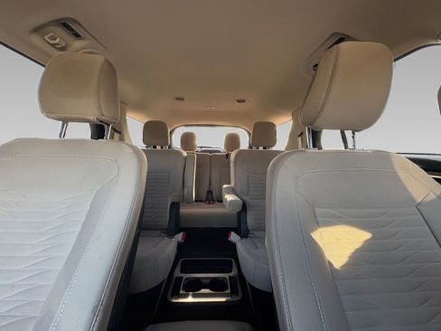 Used 2020 Ford Explorer XLT image 2