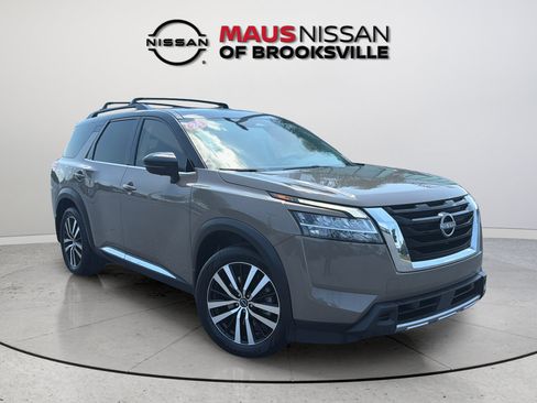 Used 2024 Nissan Pathfinder Platinum FWD image 3