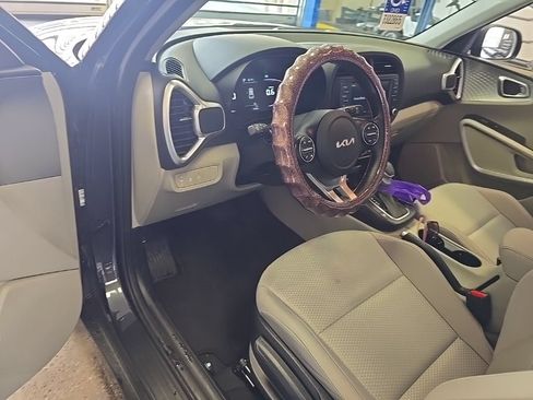 Used 2023 Kia Soul LX FWD image 5