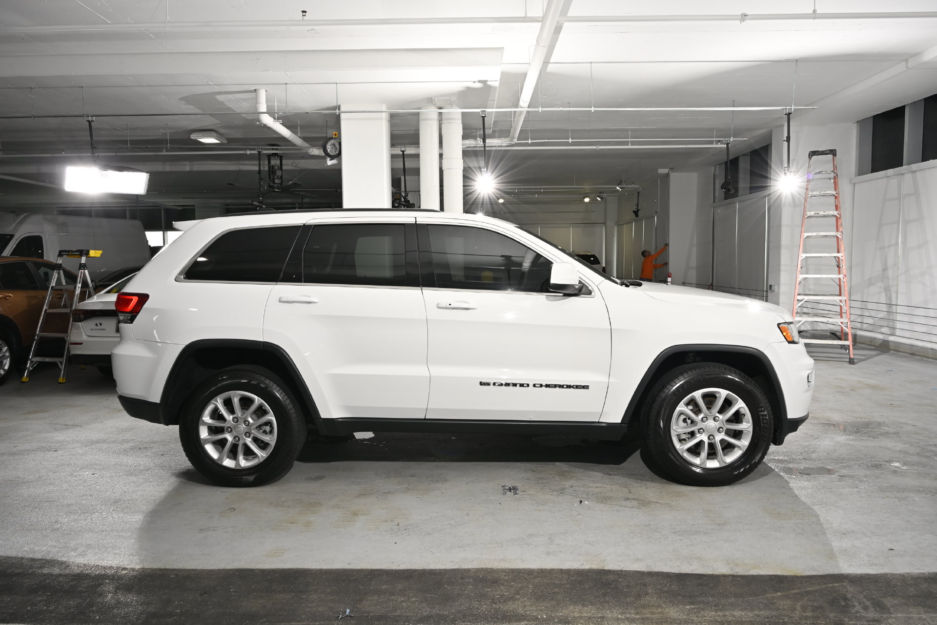 Used 2022 Jeep Grand Cherokee Laredo X AWD/4WD image 2