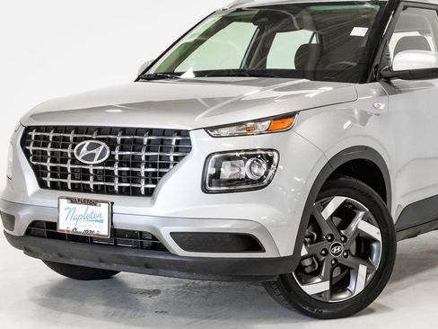 Used 2025 Hyundai Venue SEL FWD image 2