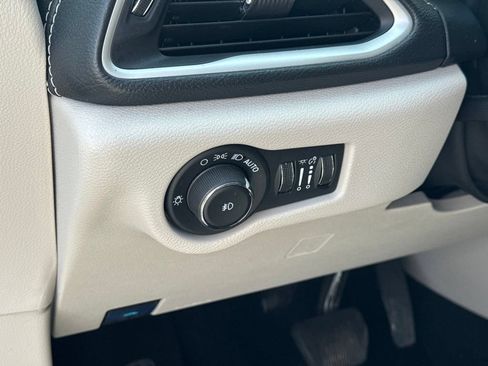 Used 2024 Chrysler Pacifica Limited FWD image 39
