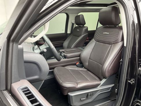 Used 2025 Ford Expedition Max Platinum w/ Platinum Ultimate Package AWD/4WD image 12
