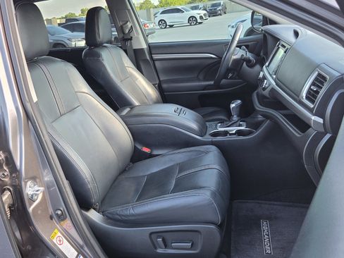 Used 2017 Toyota Highlander SE AWD/4WD image 19