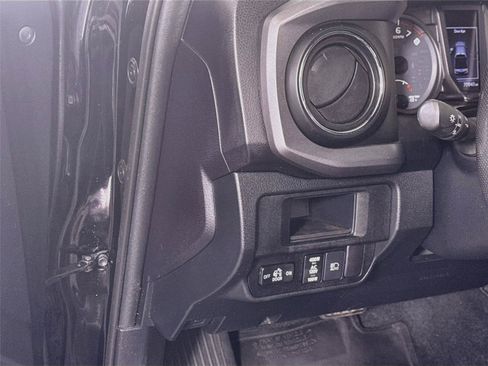 Used 2018 Toyota Tacoma TRD Off-Road AWD/4WD image 4