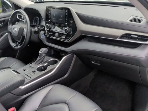 Used 2021 Toyota Highlander XLE FWD image 18