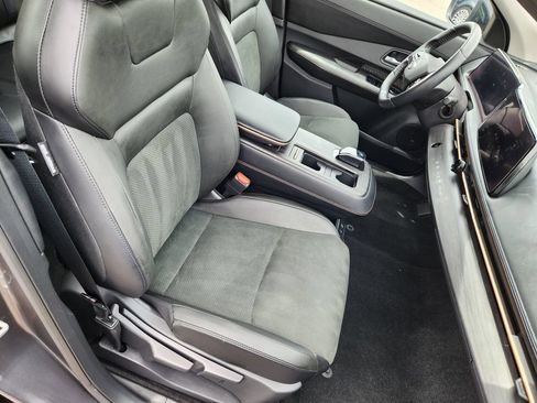 Certified 2023 Nissan Ariya FWD image 11