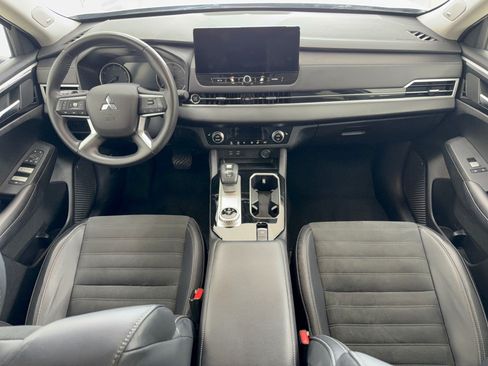 Used 2025 Mitsubishi Outlander SE FWD image 17