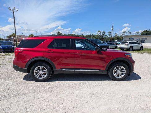 Used 2023 Ford Explorer XLT w/ Equipment Group 202A AWD/4WD image 3