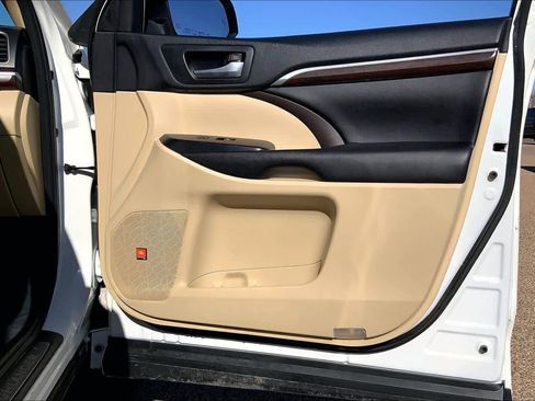Used 2016 Toyota Highlander Limited image 22