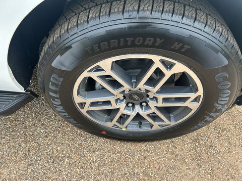 New 2025 Ford Expedition Active image 12