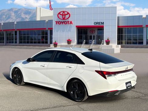 Used 2022 Hyundai Elantra SEL w/ Preferred Accessory Package FWD image 5