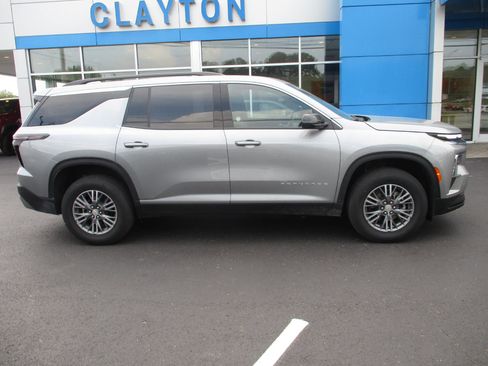 Used 2025 Chevrolet Traverse LT image 2